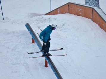 Luis Goñi rail Bajada Park center